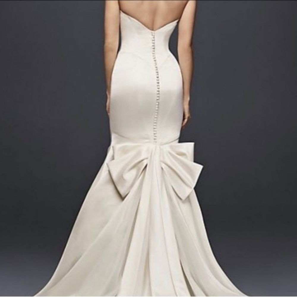 Beautiful Zac Posen wedding dress. Adorable bow detail on the back. Never worn.